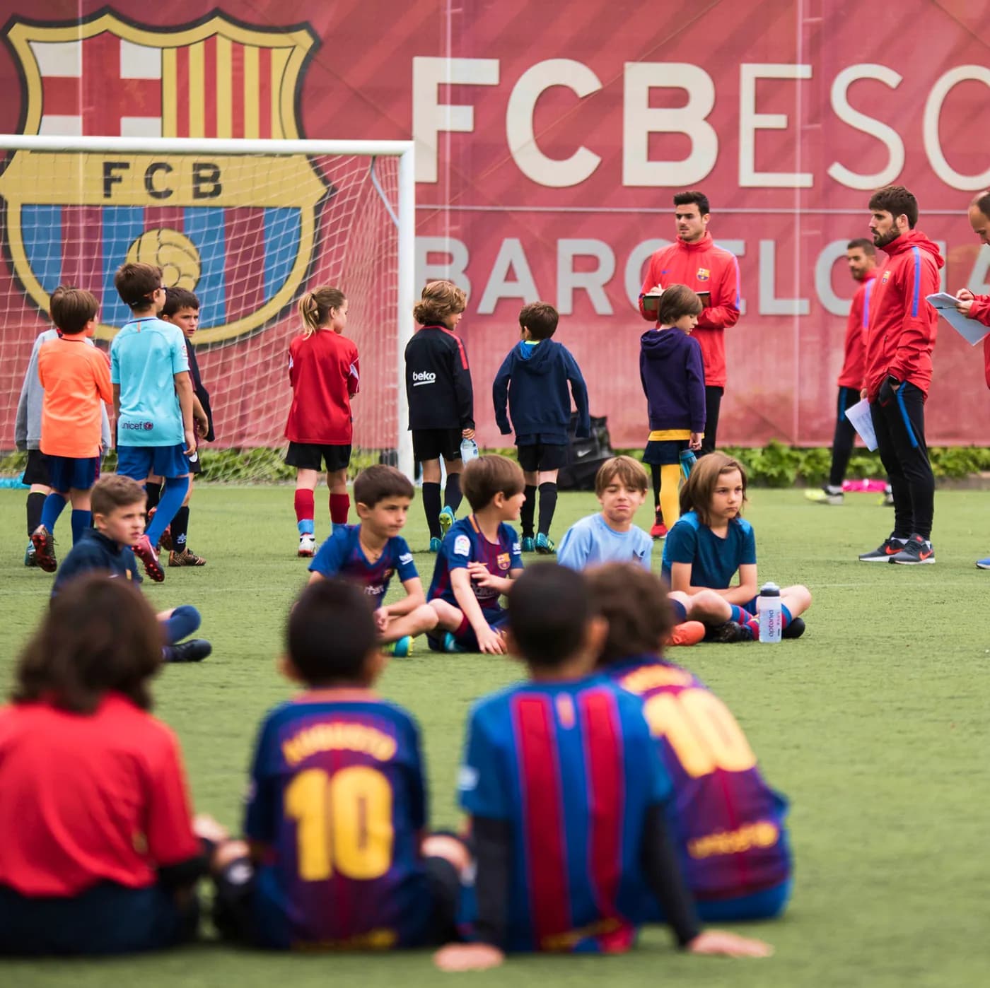 Entraîneurs du FC Barcelone encadrant de jeunes joueurs à La Masia